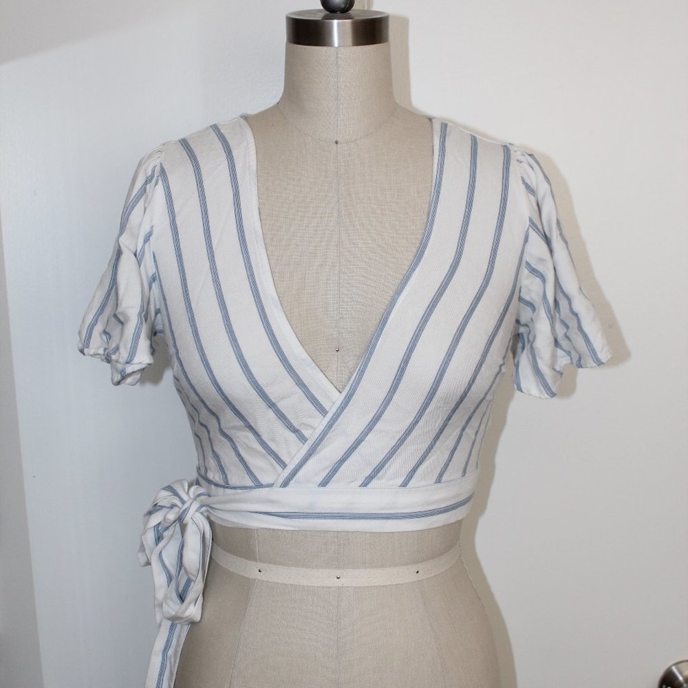 FOREVER 21 LIGHT BLUE & WHITE STRIPED WRAP CROP TOP WITH FLUTTER SLEEVES SIZE SM